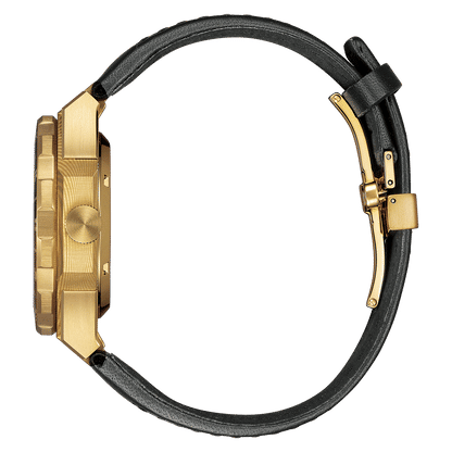 Armbanduhr-Ansicht von der Seite: goldfarbenes Gehäuse und schwarzes Lederarmband.