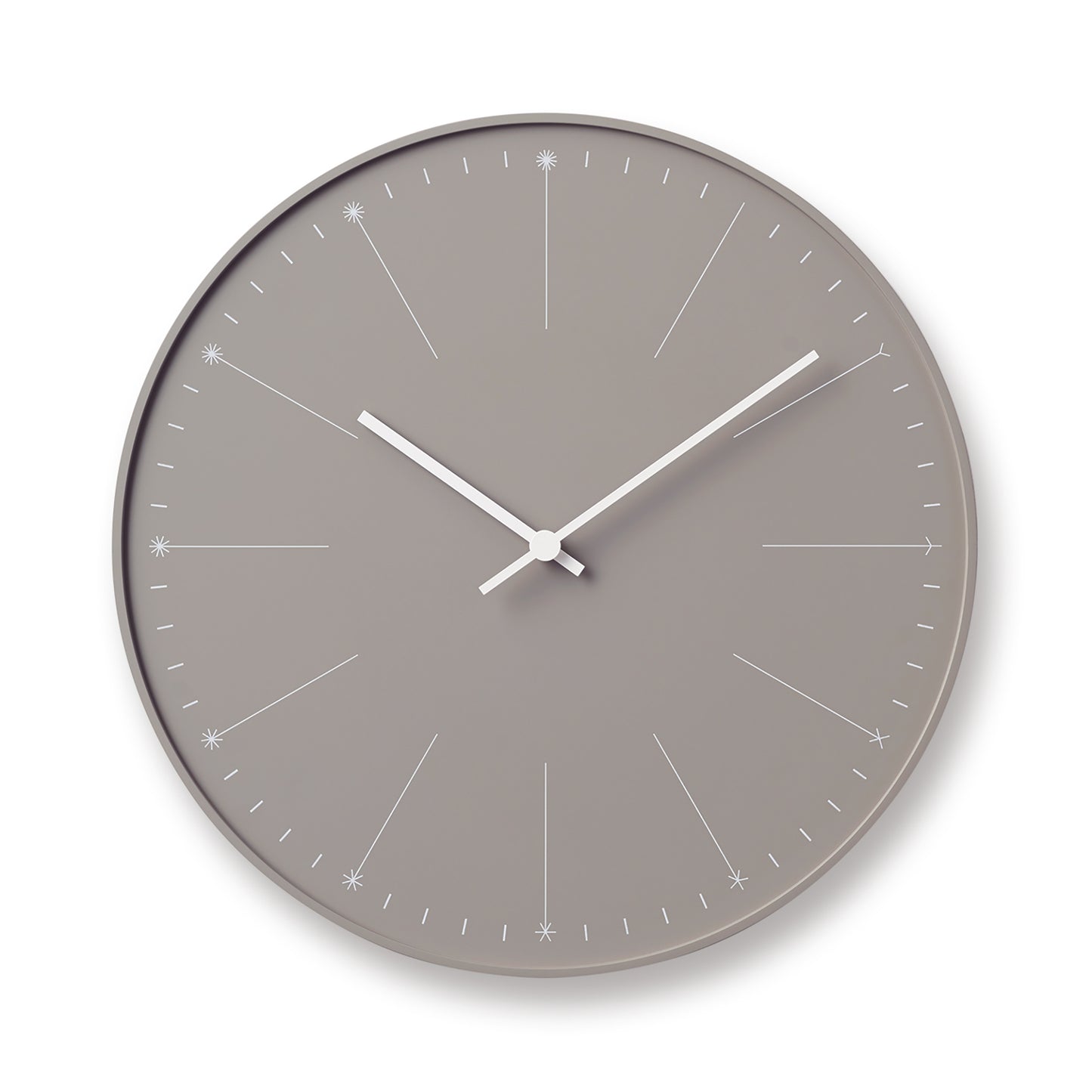 Beige Wanduhr mit grauem Zifferblatt und schlichten silbernen Zeigern