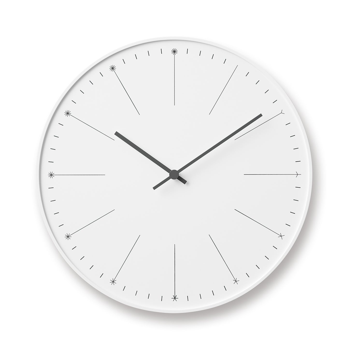 Weiße Wanduhr mit markierten Strichindexen und schwarzen Zeigern, rundes Zifferblatt