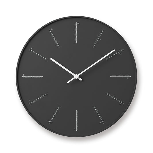 Schwarze Wanduhr mit Skalen ohne Ziffern, zwei Zeigern