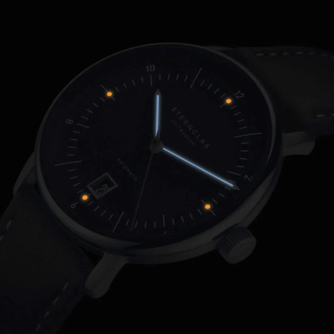Pulsera para hombre con esfera oscura, marcadores luminosos y manecillas brillantes