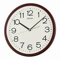 Braune Seiko Wanduhr mit analogem Ziffernblatt und geschwungener Zeitanzeige