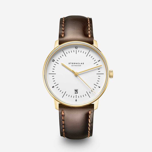 Imagen de un bolso Naos Edition Heritage blanco y dorado con detalles en cuero marrón oscuro, visto de frente con un fondo gris.