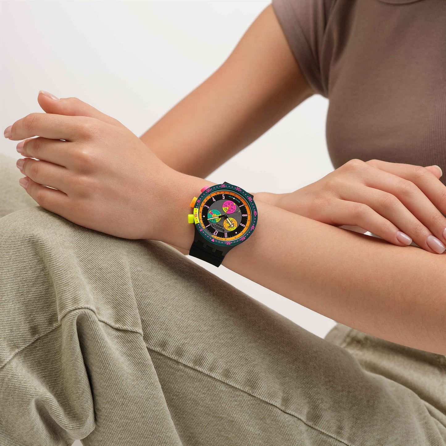 Swatch Big Bold SB02B104 Neon Seppia Armbanduhr Schwarz • Retro Chronograph • Leuchtzeiger, Bild 2