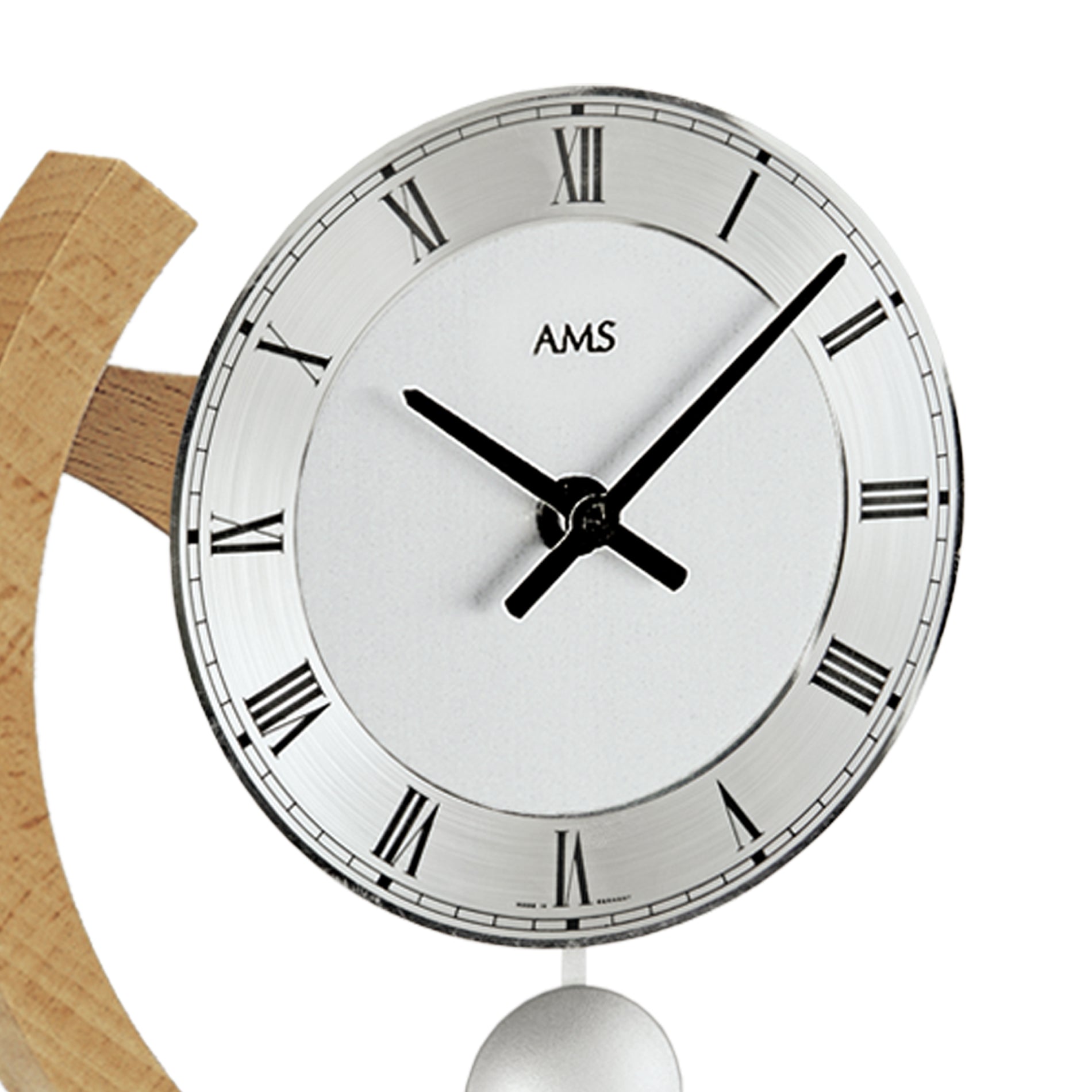 Reloj de mesa AMS, vista de cerca: esfera redonda con manecillas negras y marco de madera