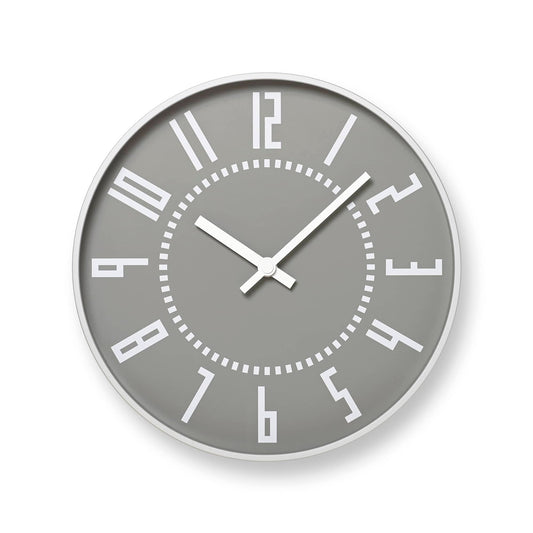 Grau Wanduhr mit weißen Indexen, runden Zeigern und Ziffernstrichen, analog.