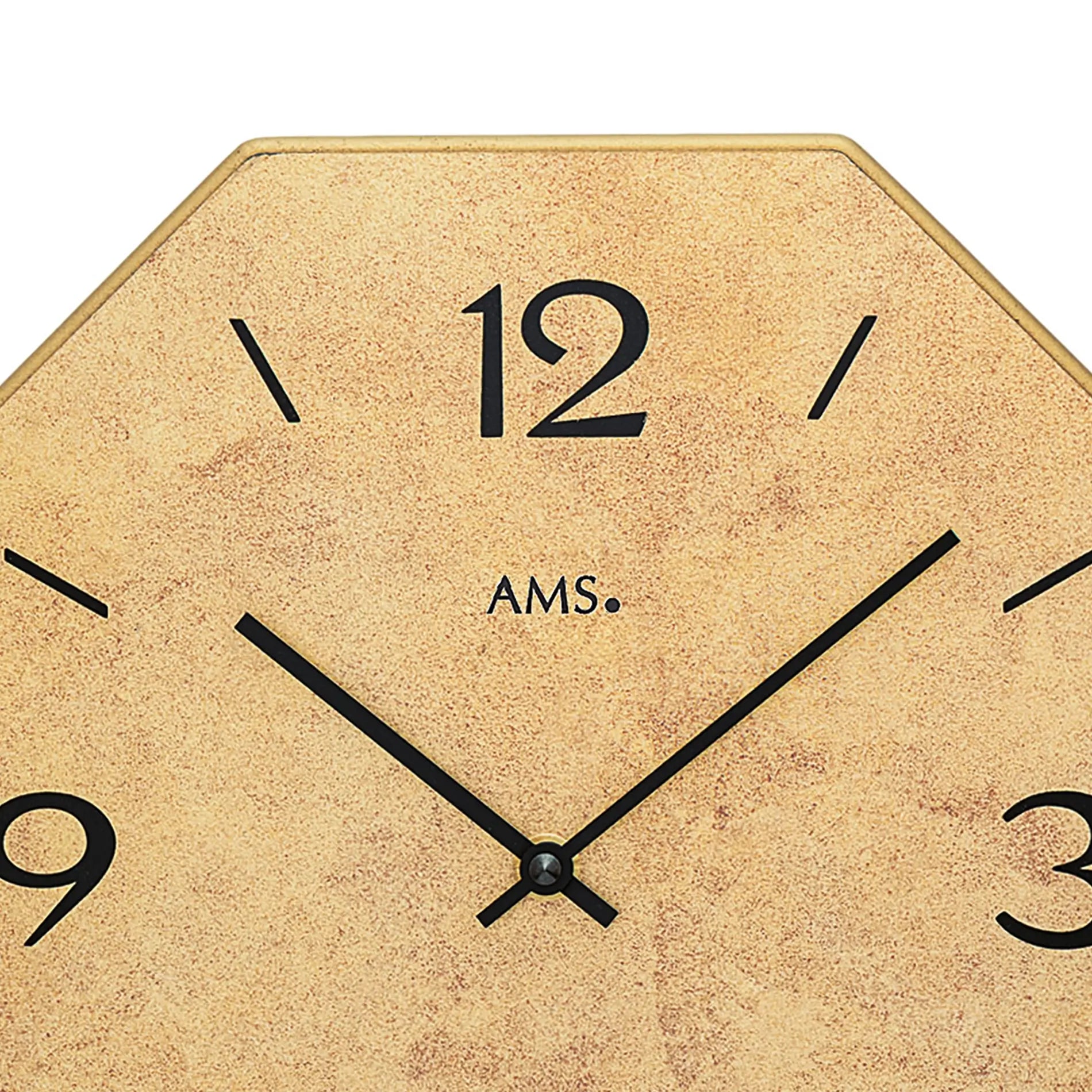 Esfera de reloj de pared en primer plano con el número 12, el logotipo de AMS y manecillas negras