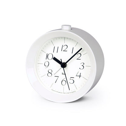 Weißer Alarmwecker, rundes Zifferblatt mit schwarzen Zeigern und Glockengehäuse