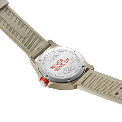Reverso del reloj para hombre con grabado "NEVER GIVE UP" y caja beige, correa de caucho beige