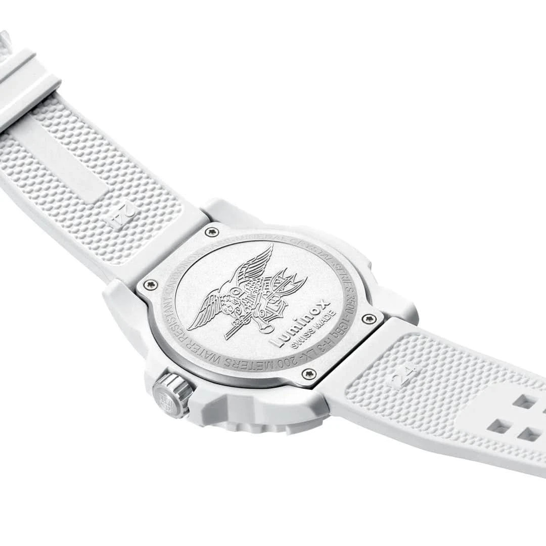 Reloj Luminox para hombre con correa blanca y tapa trasera grabada con logo de águila