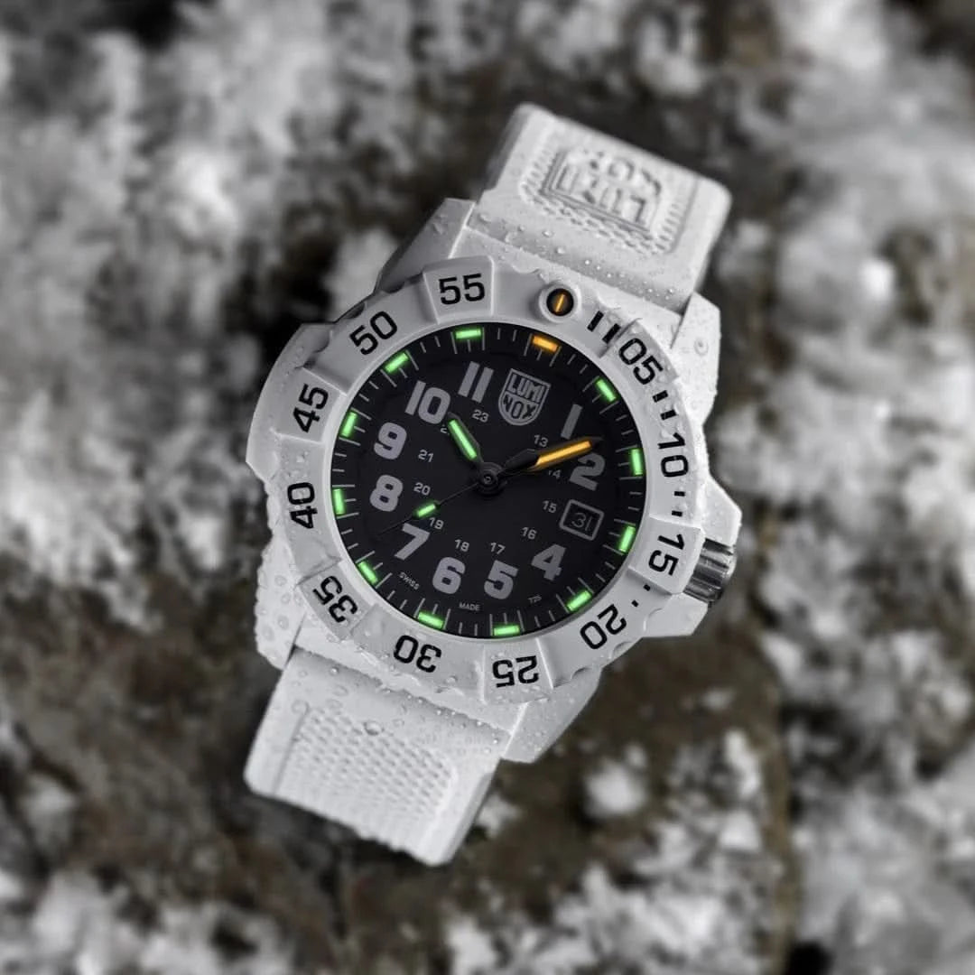 Reloj Luminox para hombre con correa blanca, esfera negra e índices luminosos verdes