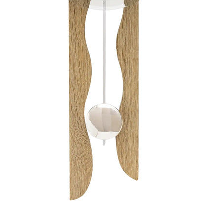 Wanduhr mit weißem Pendelgehäuse und silberner Pendelkugel im Holzrahmen