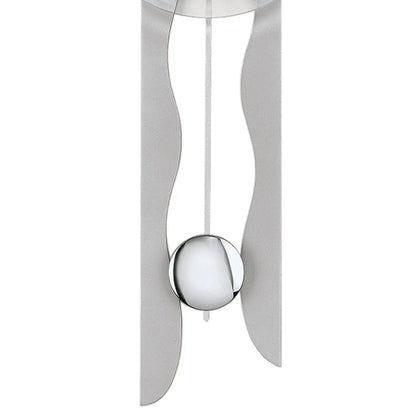 Wanduhr mit silbernem Gehäuse und halbrunden Pendelgewichten, schwarzem Zifferblatt