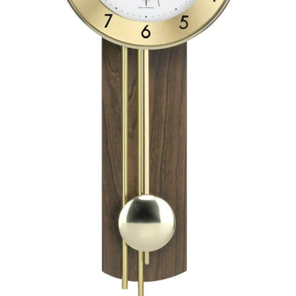 Wanduhr mit dunklem Holzgehäuse, goldener Pendelaufhängung und silberner Pendelkugel