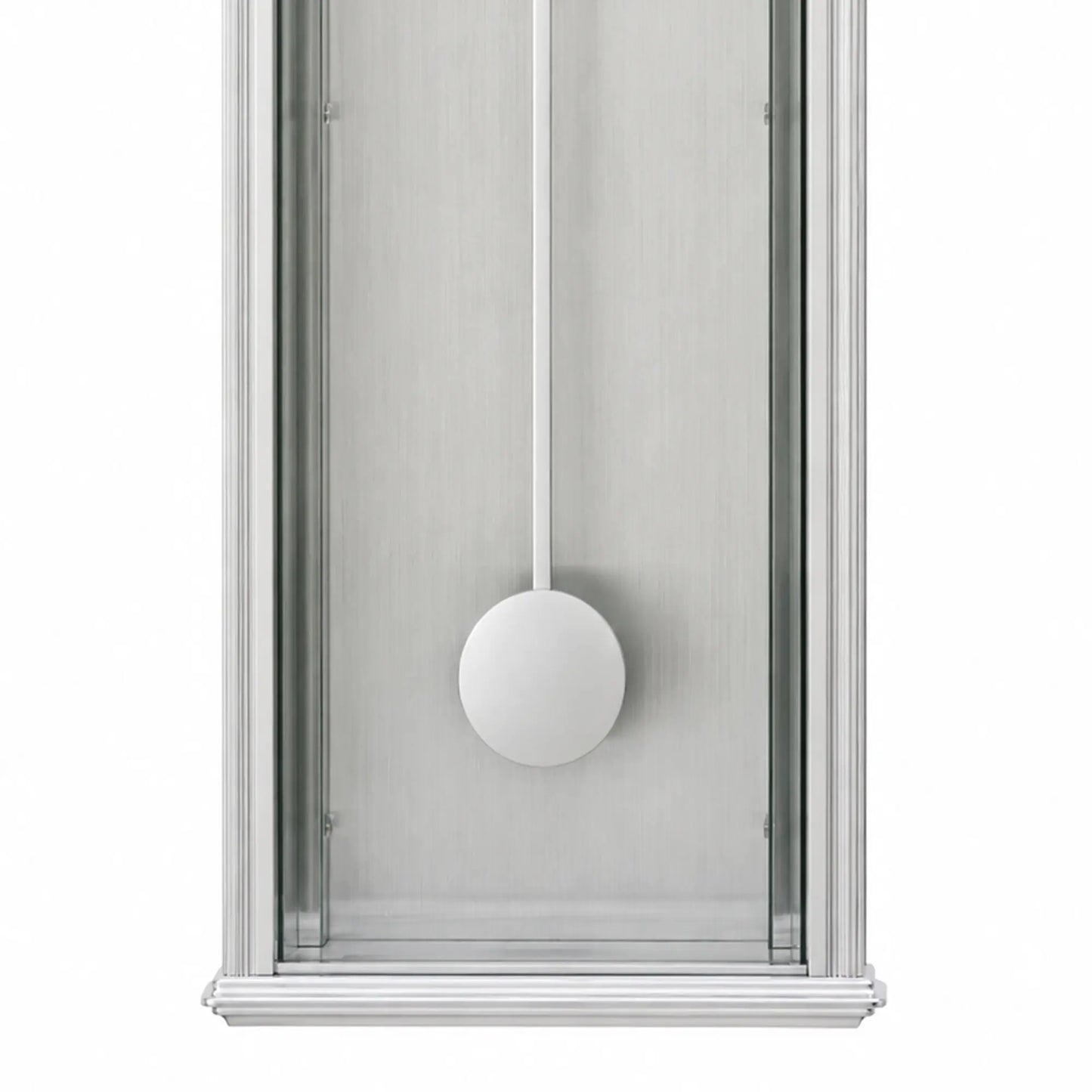 Wanduhr mit silbernem Aluminiumgehäuse und rundem Pendelgewicht