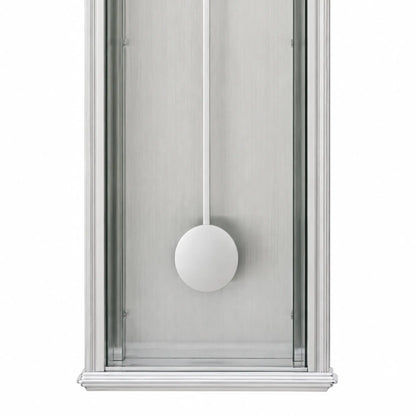 Wanduhr mit silbernem Aluminiumgehäuse und rundem Pendelgewicht