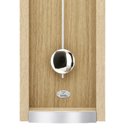Wanduhr mit Eiche-Holzfront, silbernem Pendelknopf und kleiner AMS-Markierung