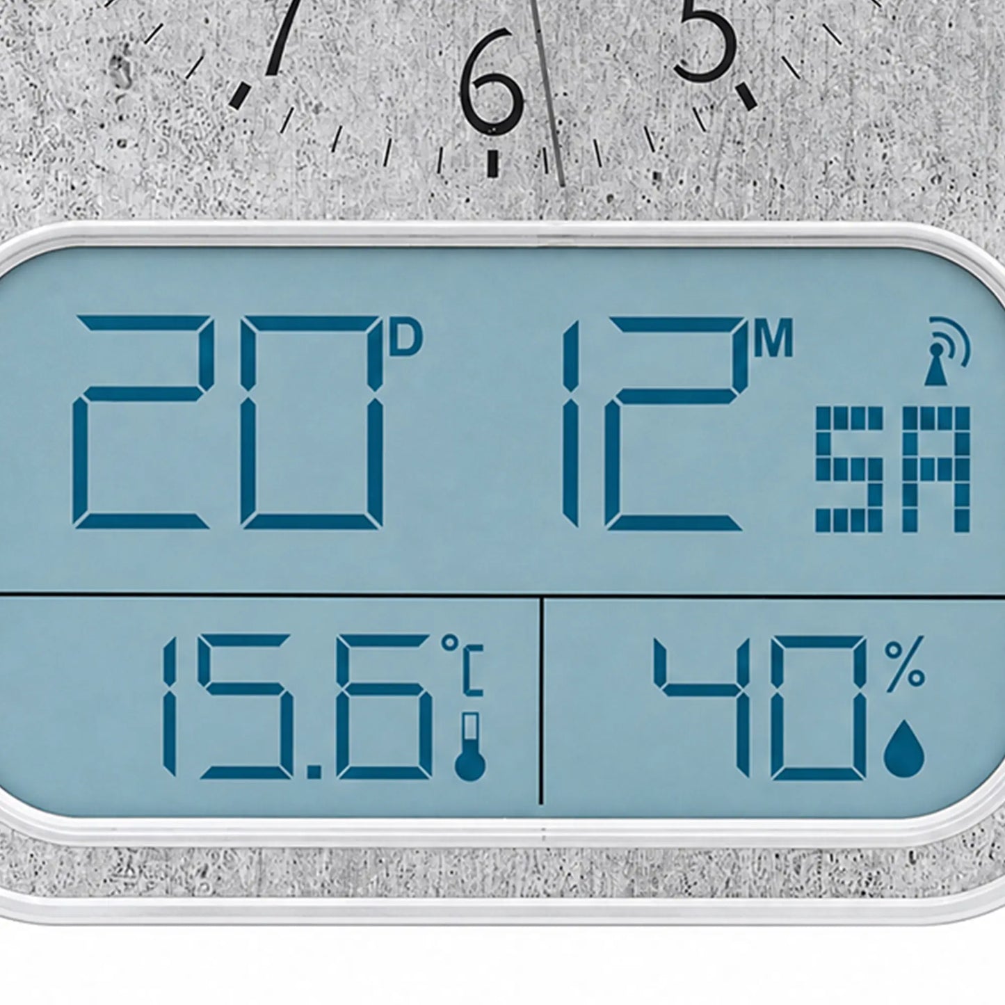 Digitale Anzeige der Wanduhr mit Temperatur- und Feuchtigkeitswerten im blauen Display