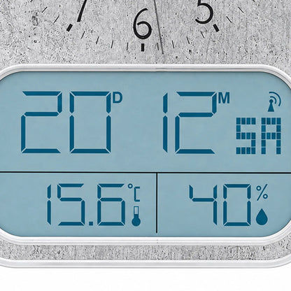 Digitale Anzeige der Wanduhr mit Temperatur- und Feuchtigkeitswerten im blauen Display