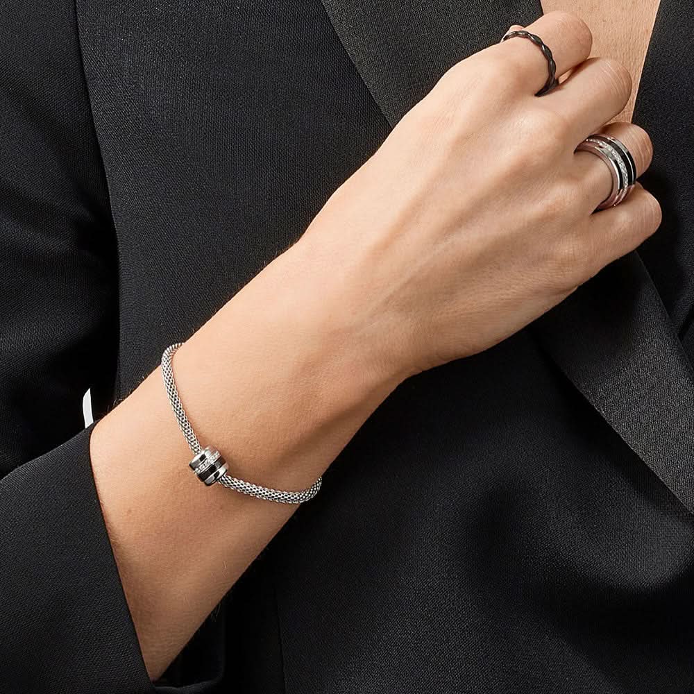 Pulsera con charm de acero inoxidable, adornos de circonita y segmento negro