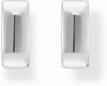 Par de pendientes de aro plateados con asa cuadrada en joyero