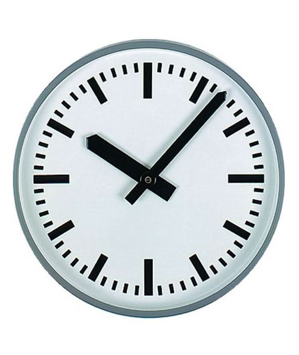 Reloj de pared redondo de metal con esfera blanca, manecillas y marcadores negros