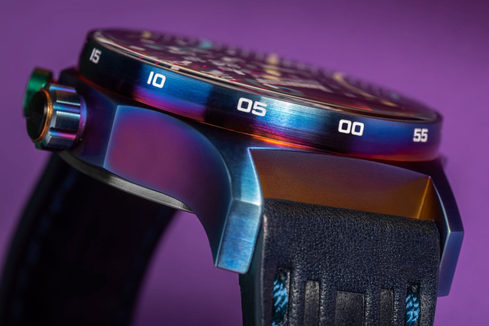 Detalle de reloj de pulsera para hombre: caja de color con grandes números luminosos en bisel negro