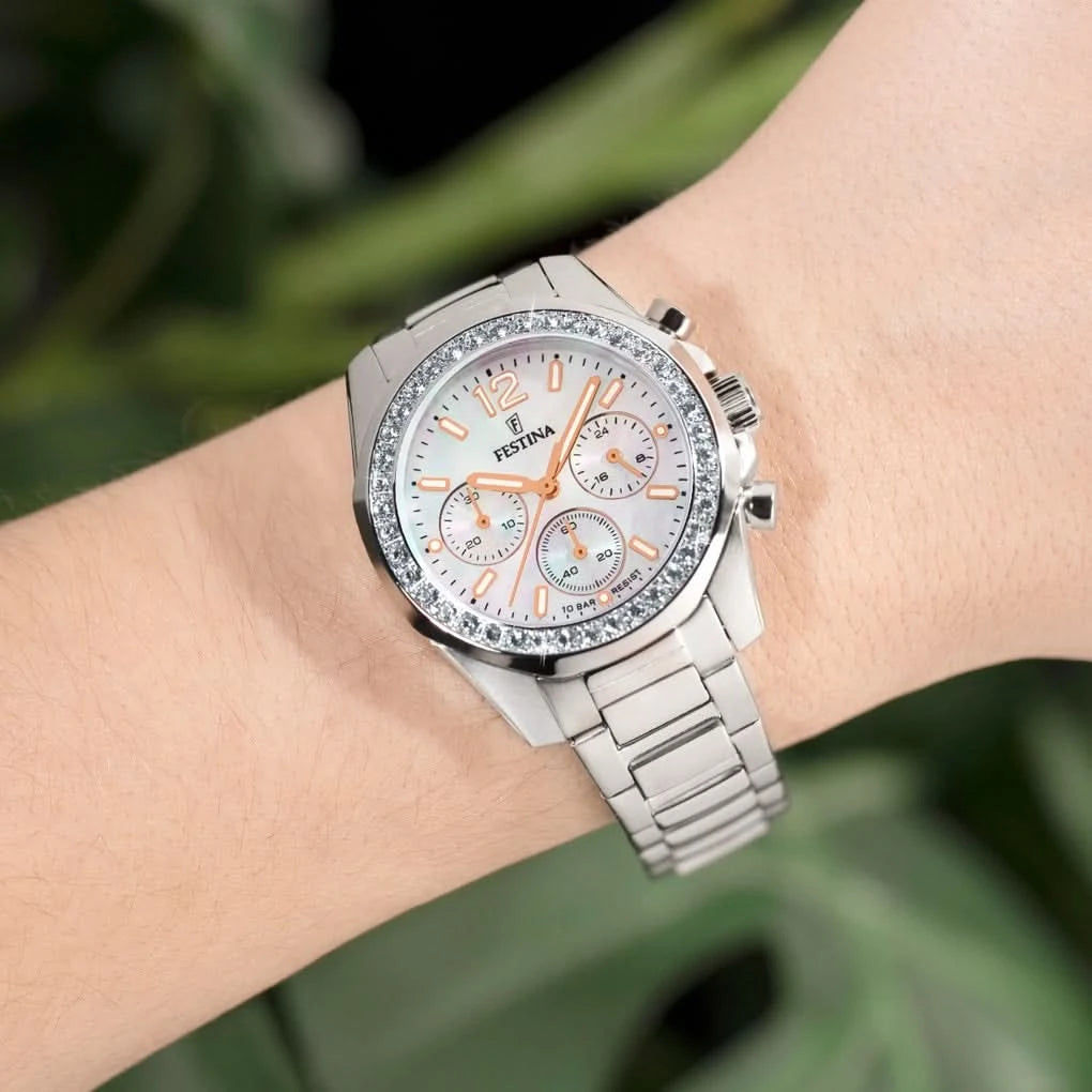 Reloj Festina para mujer en la muñeca, correa de acero inoxidable y bisel de cristal