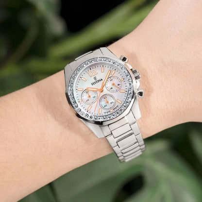Reloj Festina para mujer en la muñeca, correa de acero inoxidable y bisel de cristal