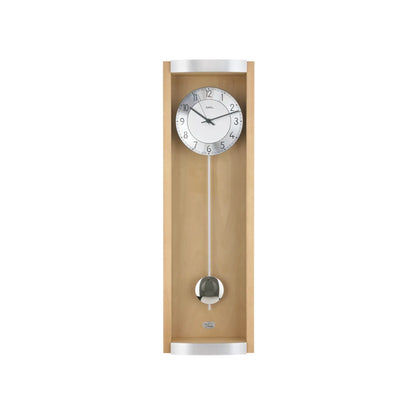 Wanduhr mit hellem Holzrahmen, analogem Zifferblatt und Pendel mit Metallgewicht