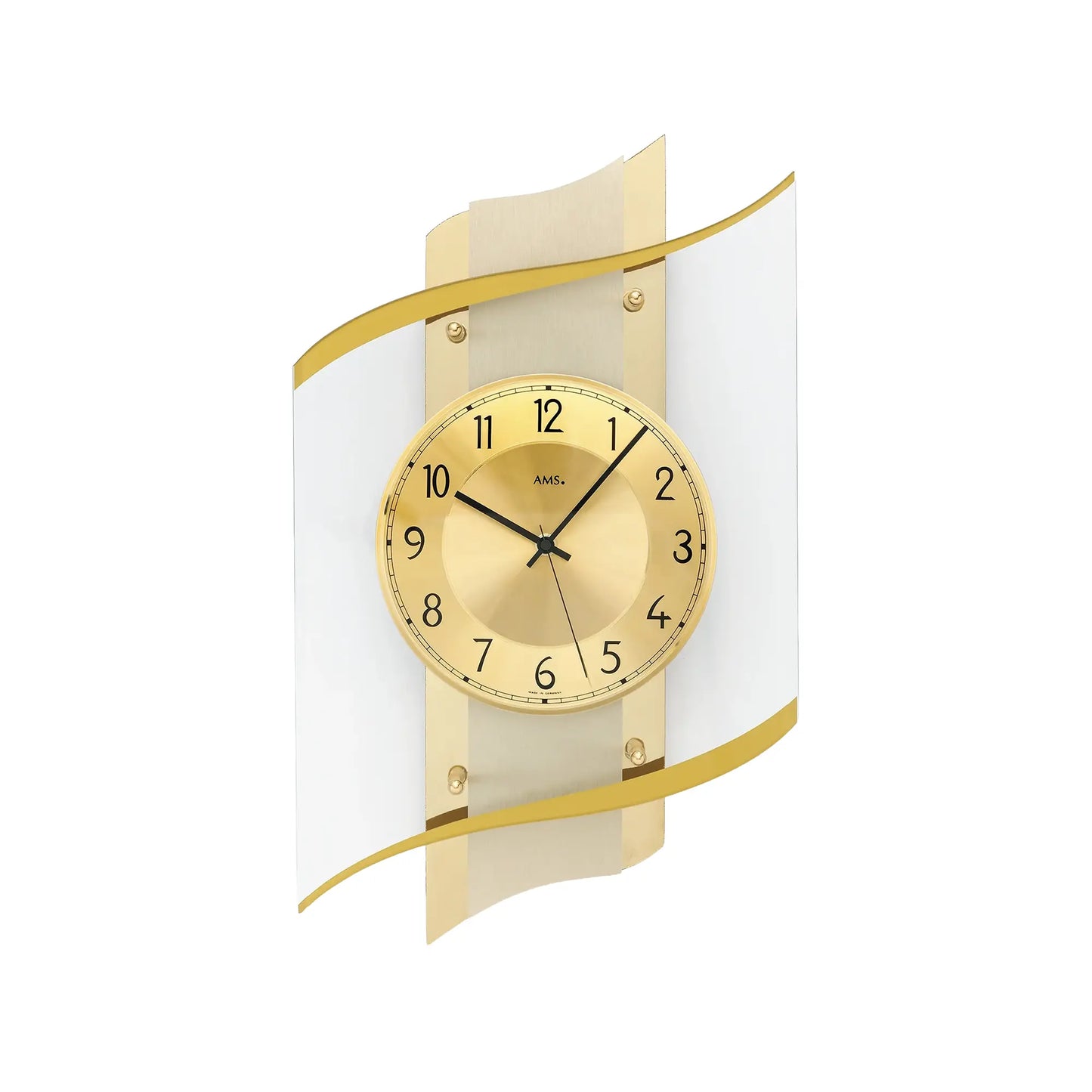 Wanduhr mit rundem, goldfarbenem Zifferblatt und goldenen Metallrahmen am Holzgehäuse