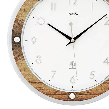 Runde AMS Funkwerk Wanduhr mit weißem Zifferblatt, schwarzen Zeigern und braunem Holzring