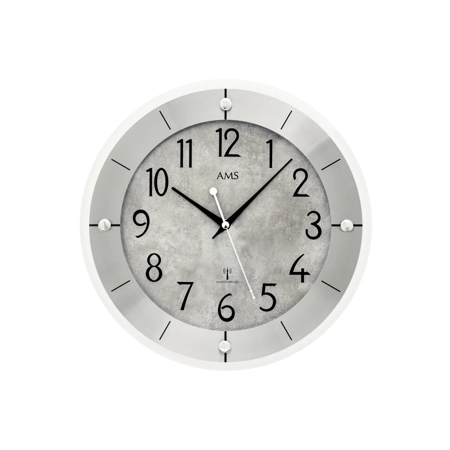 Runde Wanduhr mit grauem Zifferblatt, schwarzen Zahlen und silberfarbener Umrandung.