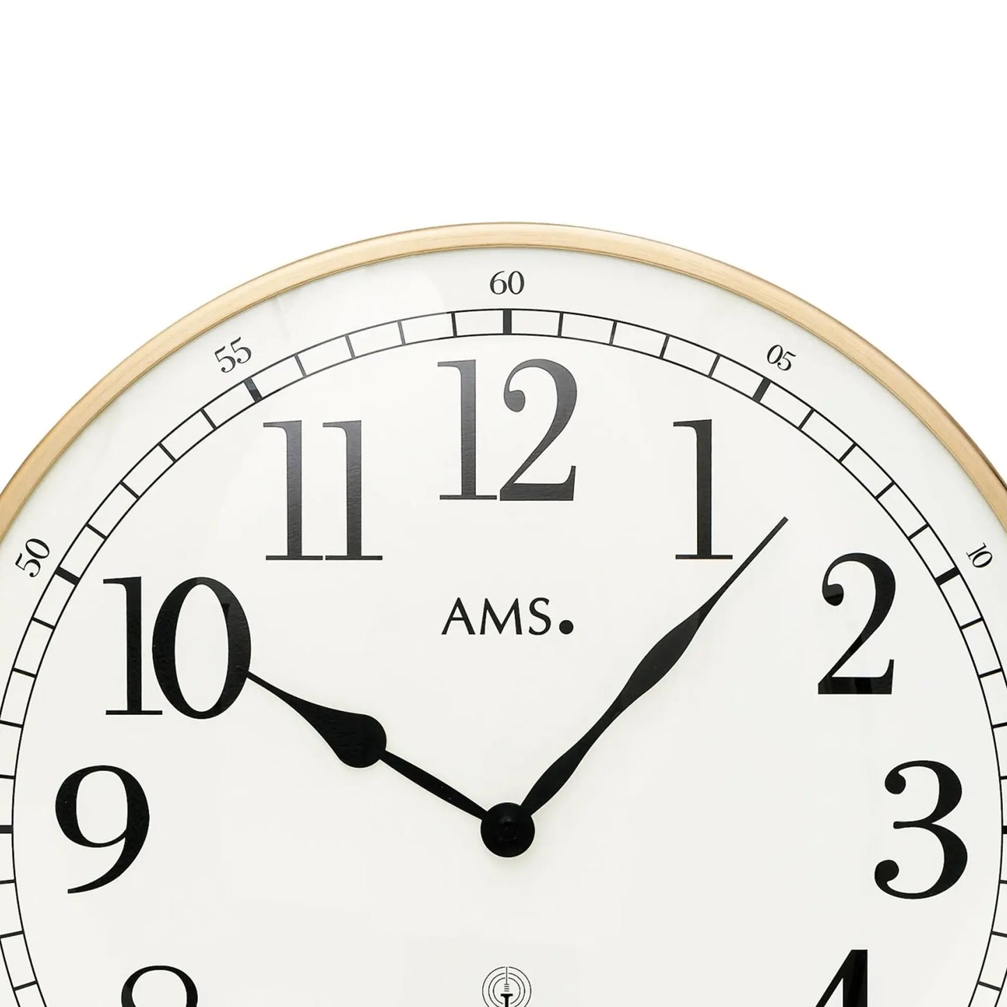 Wanduhr mit weißem Ziffernblatt, schwarzen Zeigern und AMS-Schrift, Messingrahmen