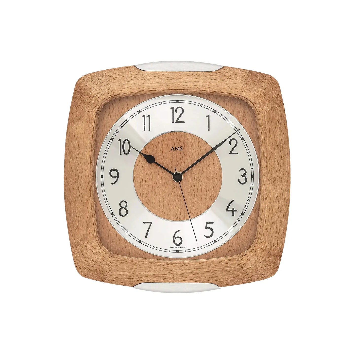 Wanduhr aus hellem Holz mit analogem Zifferblatt, römischen Zahlen und Mineralglas