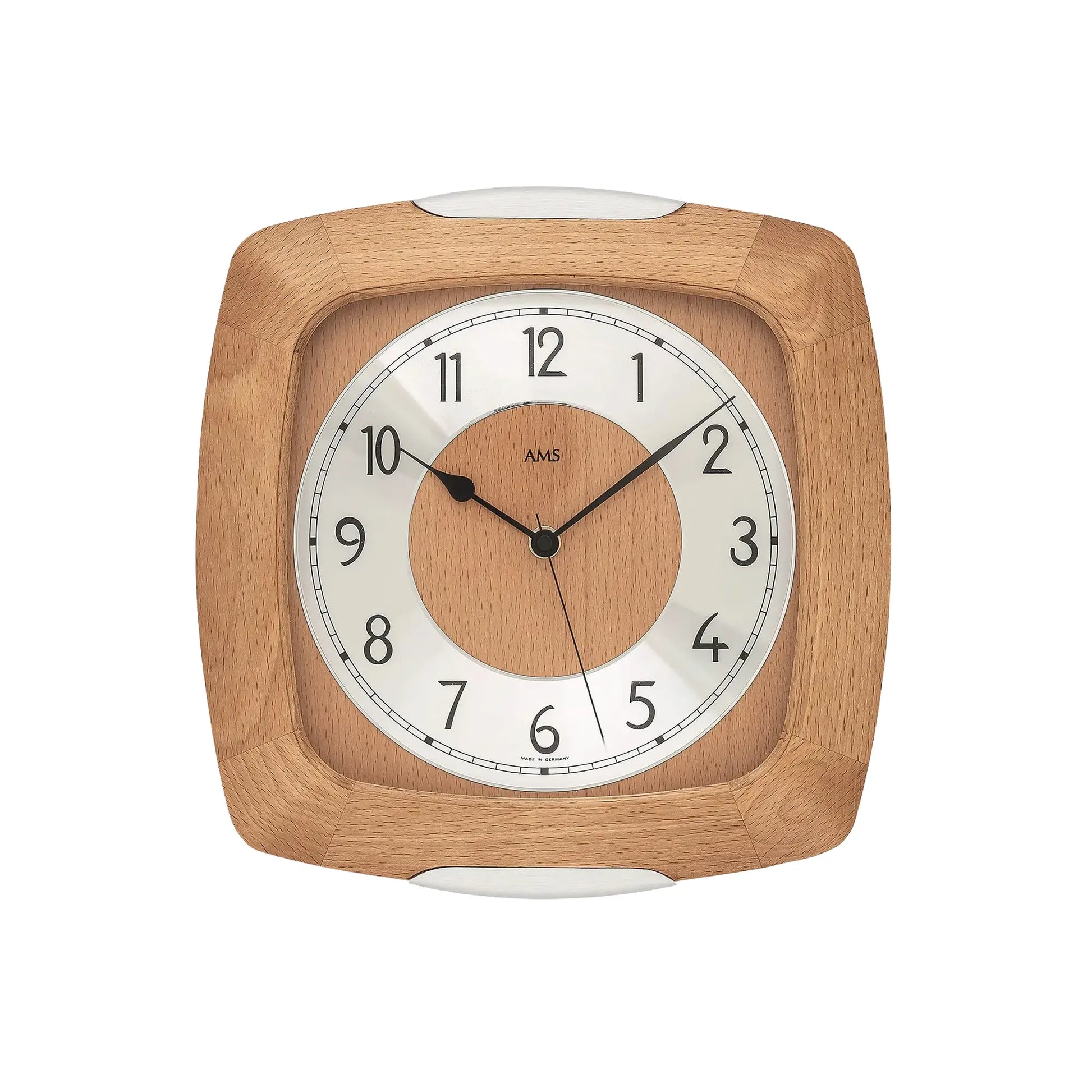 Wanduhr aus hellem Holz mit analogem Zifferblatt, römischen Zahlen und Mineralglas