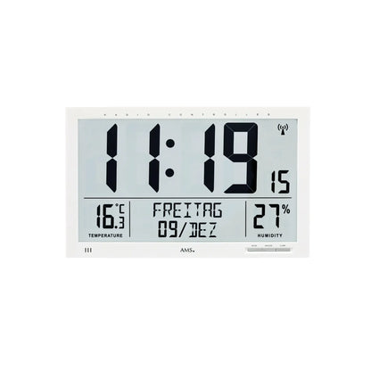 Weiße digitale Wanduhr mit großen Ziffern, Temperatur- und Feuchtigkeitsanzeige.