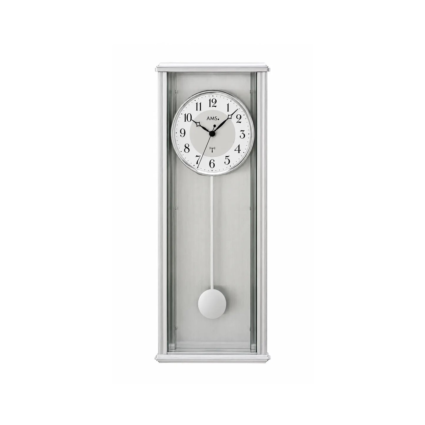 Wanduhr mit silbernem Gehäuse, rundem Ziffernblatt und hängendem Pendelgewicht