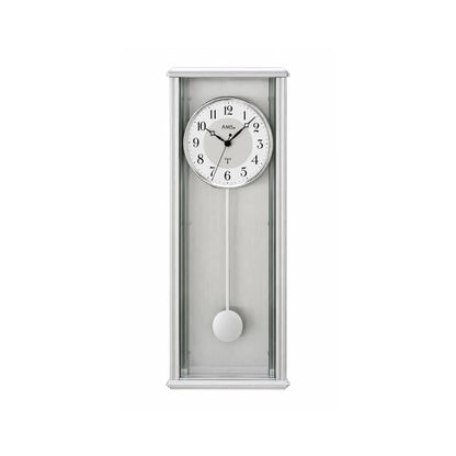 Wanduhr mit silbernem Gehäuse, rundem Ziffernblatt und hängendem Pendelgewicht