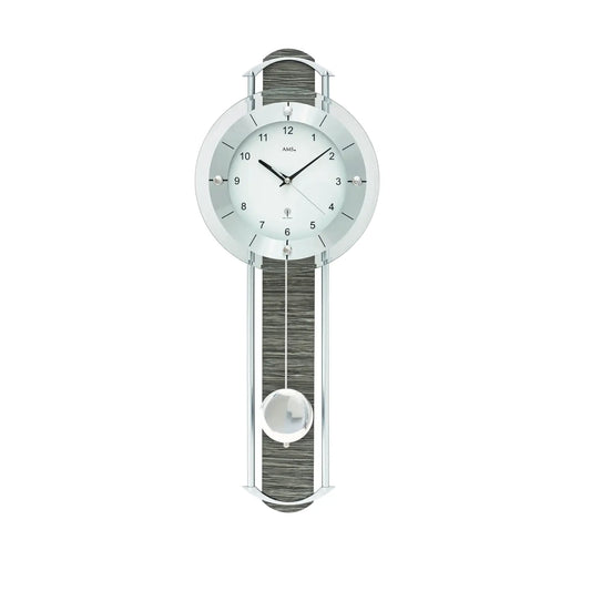 Wanduhr mit Rundziffernblatt, silbernen Glas-Seiten und pendelndem Gewichteinsatz