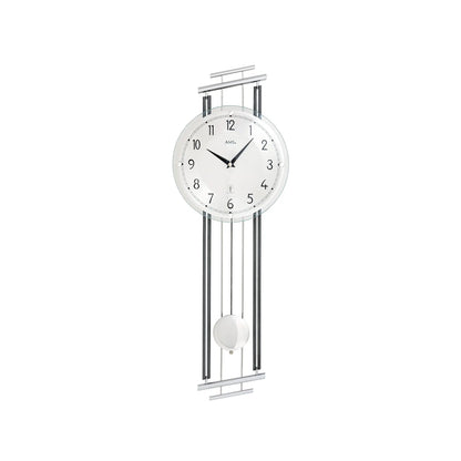Wanduhr mit runder Ziffernblattanzeige, Pendelwerk und silbernen Streben