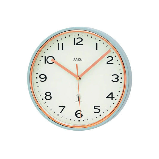 Wanduhr mit türkisfarbenem Rahmen, weißem Zifferblatt, orangefarbenen Zeigern und AMS