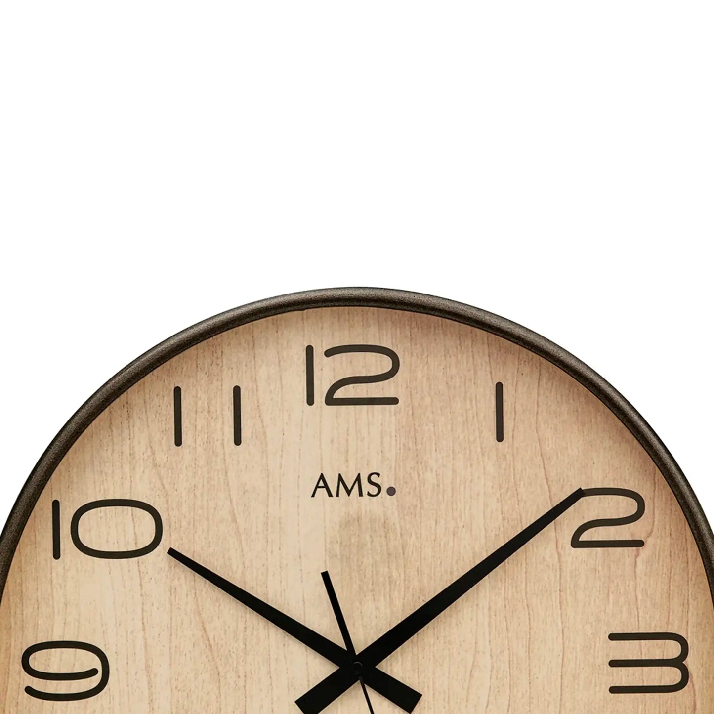 Nahaufnahme: AMS Wanduhr mit Holz-Zifferblatt, schwarzen Zeigern und Mineralglas