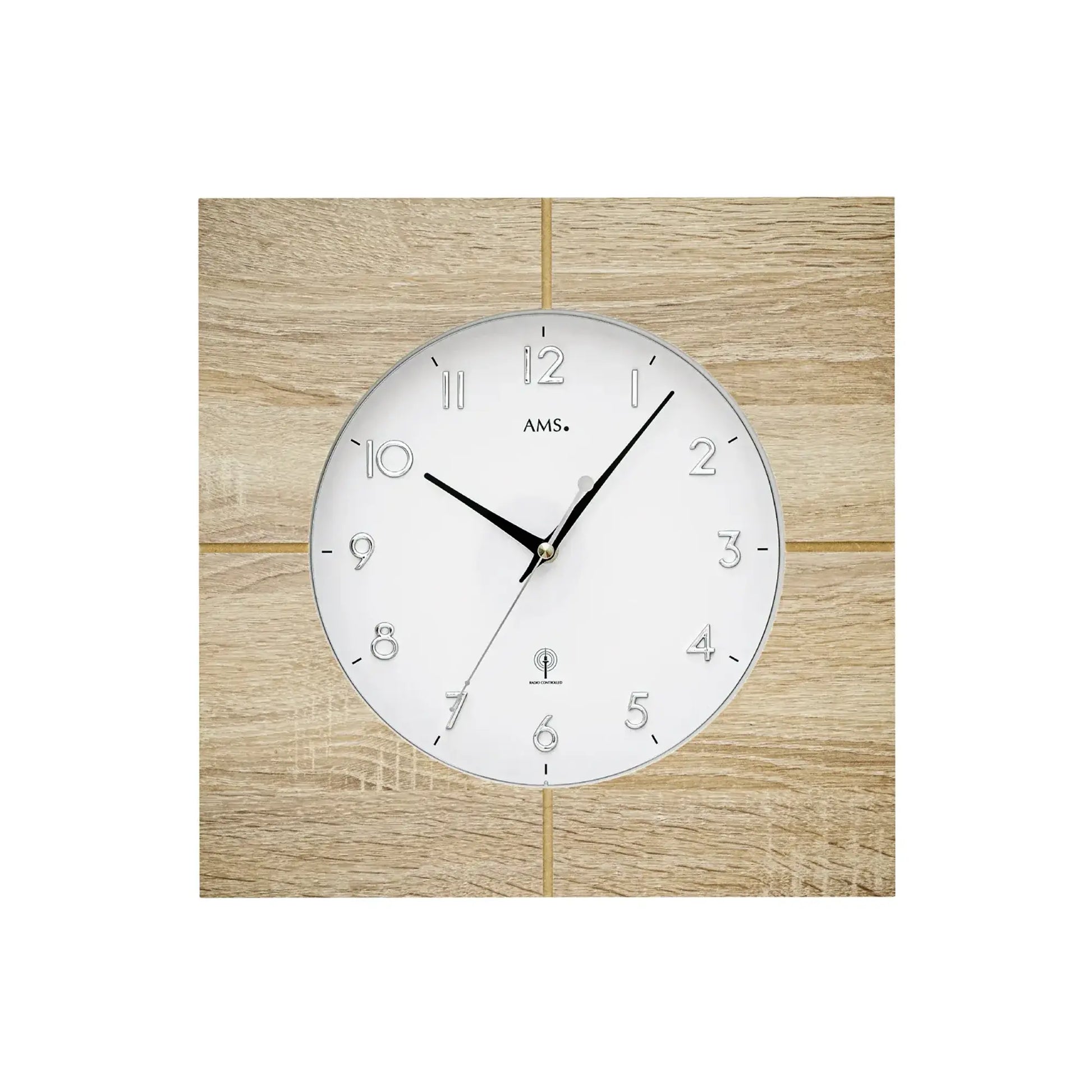 Runde Wanduhr AMS mit weißem Ziffernblatt und schwarzen Zeigern auf Sonoma-Eiche-Optik