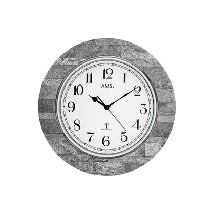 Runde Wanduhr: graues meliertes Gehäuse, silberner Rahmen, weißes Ziffernblatt mit AMS.