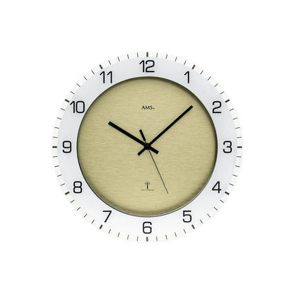 Beige Wanduhr im runden Design mit schwarzem Zeigersystem und weißem Ziffernring