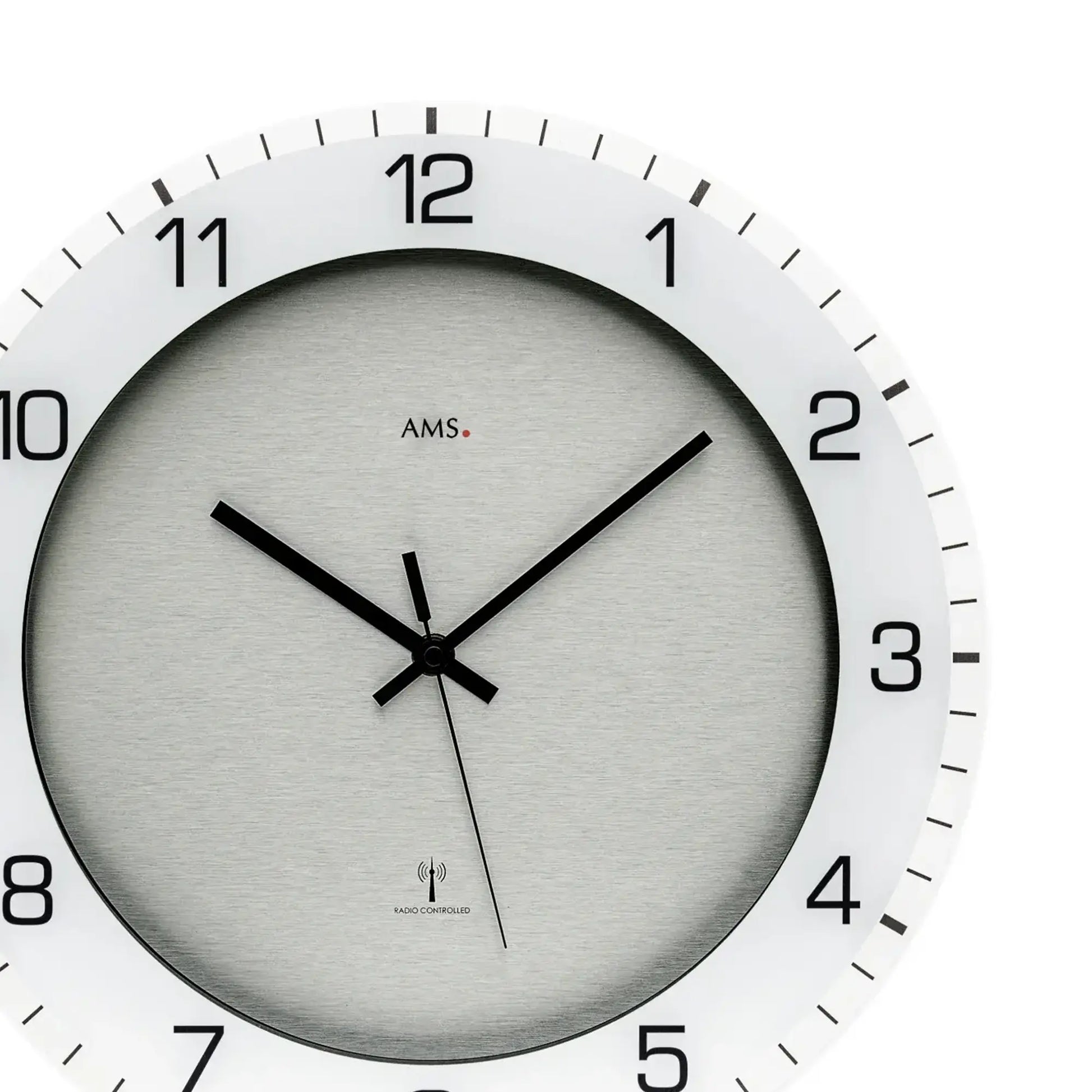 AMS Funk-Wanduhr mit hellgrauem Zifferblatt, weißem Rand und schwarzen Zeigern