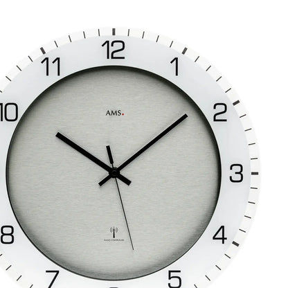 AMS Funk-Wanduhr mit hellgrauem Zifferblatt, weißem Rand und schwarzen Zeigern