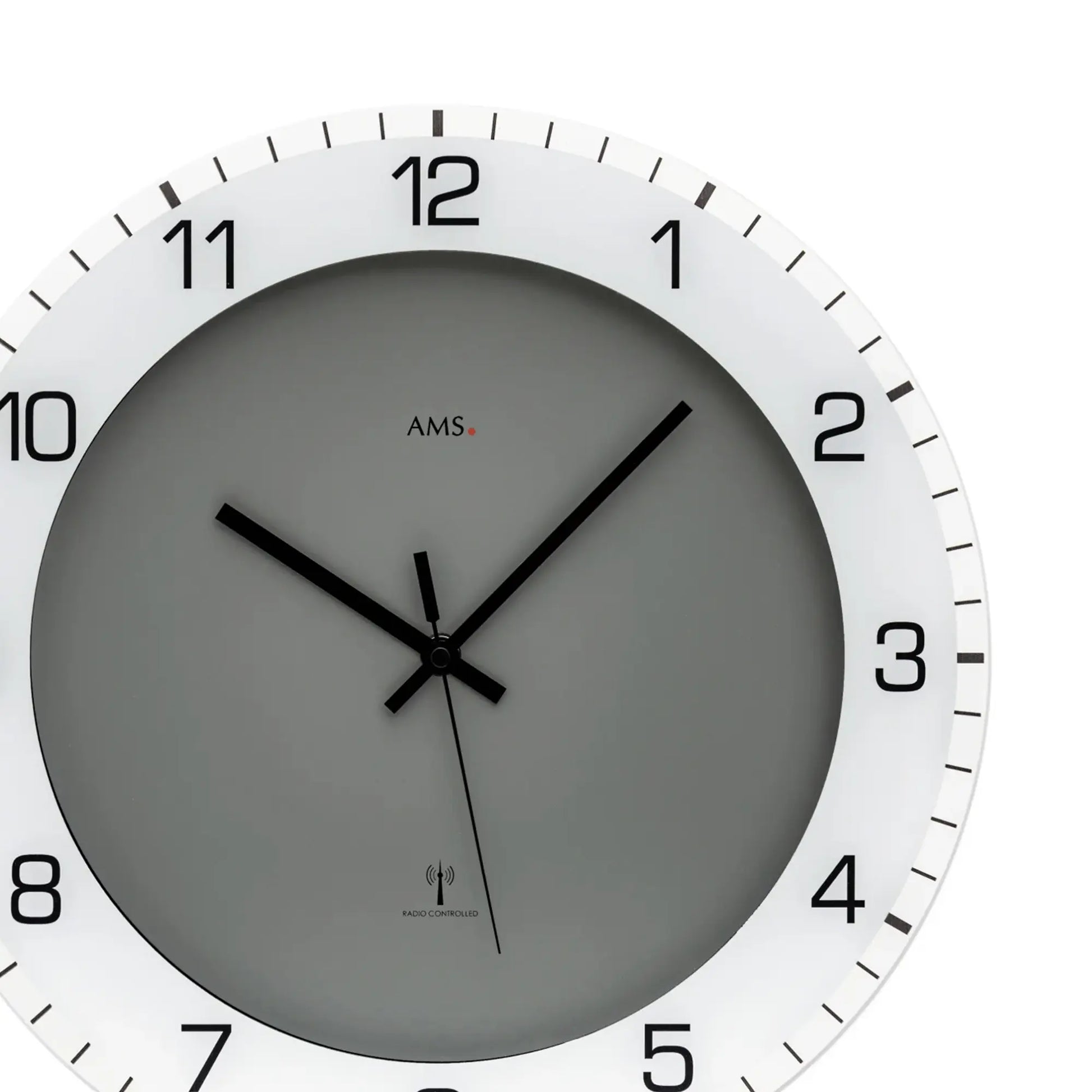 Anthrazitfarbene Wanduhr mit weißem Ziffernring, schwarzen Zeigern und Mineralglas