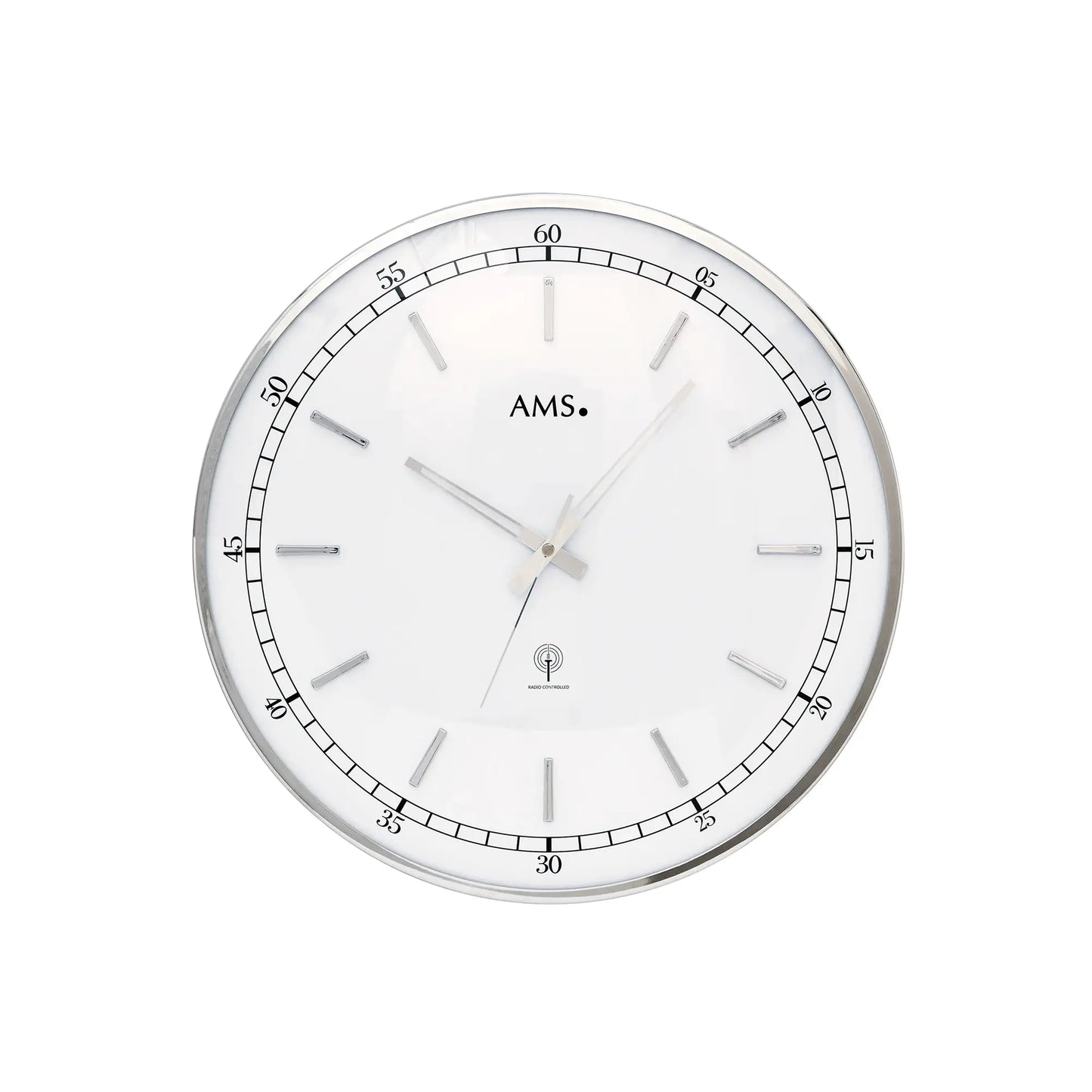 Runde Wanduhr mit silberfarbenem Gehäuse, weißem Zifferblatt und gebogenem Mineralglas